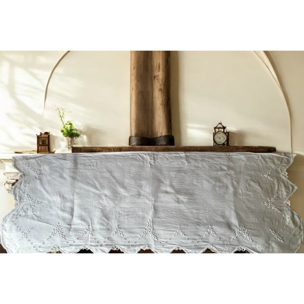 White Hand Embroidered Linen Mantle Dresser Scarf Cutwork Tatting Scalloped VTG